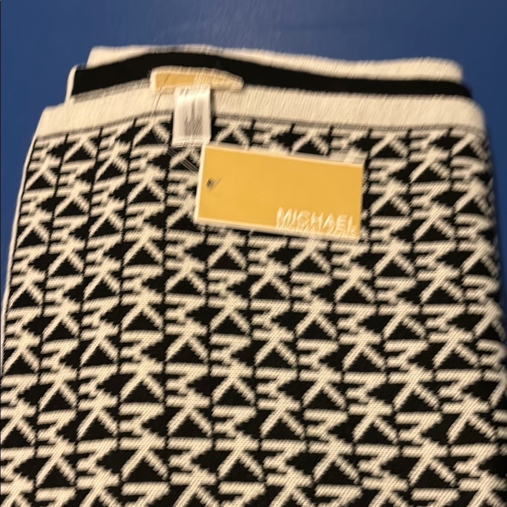 NWT Michael Kors Black and White Patterned Scarf - Picture 2 of 4
